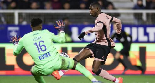 تعثر جديد.. حارس أوكسير يسقط باريس في فخ التعادل بالدوري الفرنسي (فيديو)